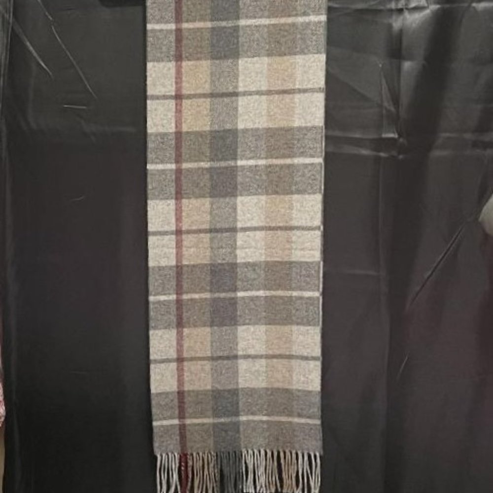 SUPER NICE NWT 100 % LAMBSWOOL MADE IN ITALY SCARF / ITALIAN WOOLLEN TREASURES